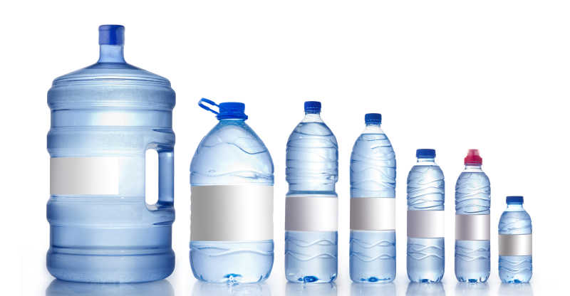 白色背景上的不同容量大小的水瓶样品