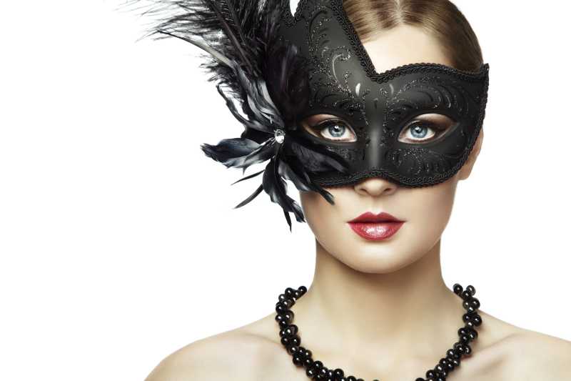 美女戴着的黑色神秘面具
