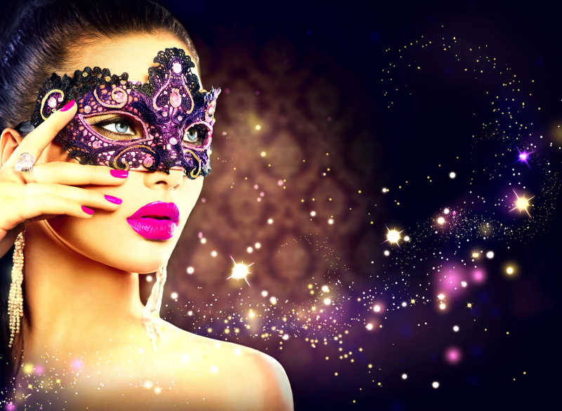 美女戴着的黑紫色豪华面具