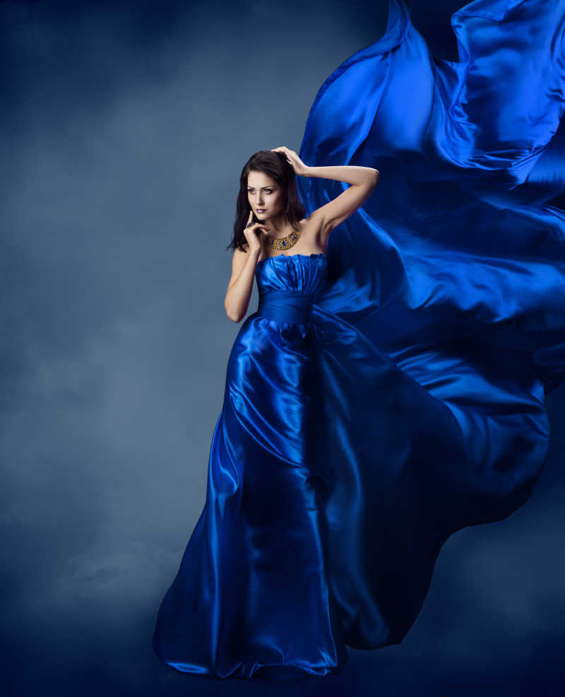 美女穿着的蓝色丝绸