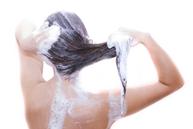 洗澡洗头发的女人