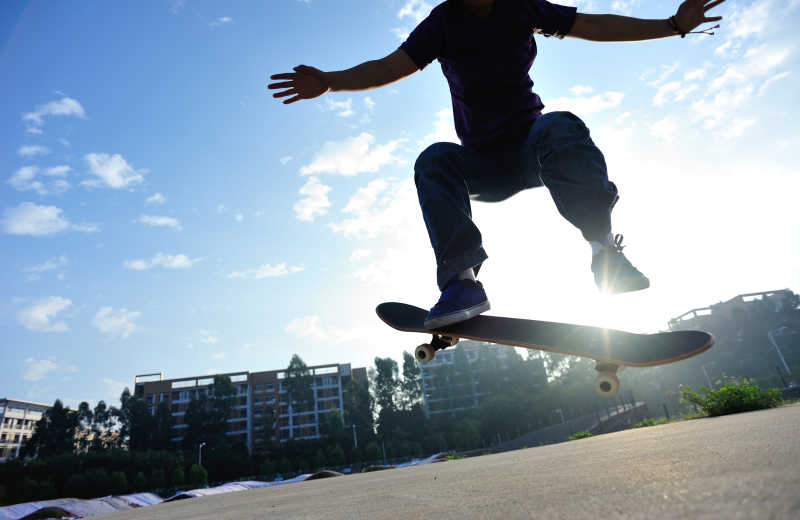 在阳光下玩滑板的年轻人