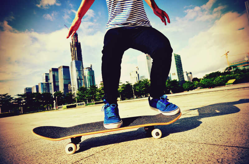 在城市空地上玩滑板的年轻人