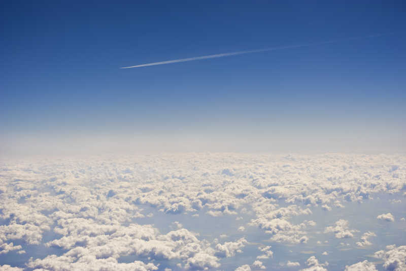 云层上空的飞机轨迹