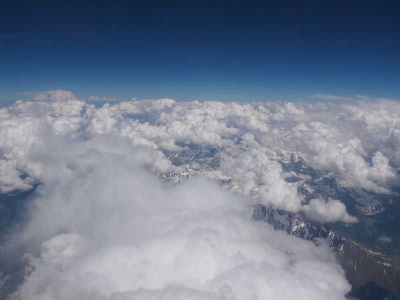 阿尔卑斯山上空的云层鸟瞰图