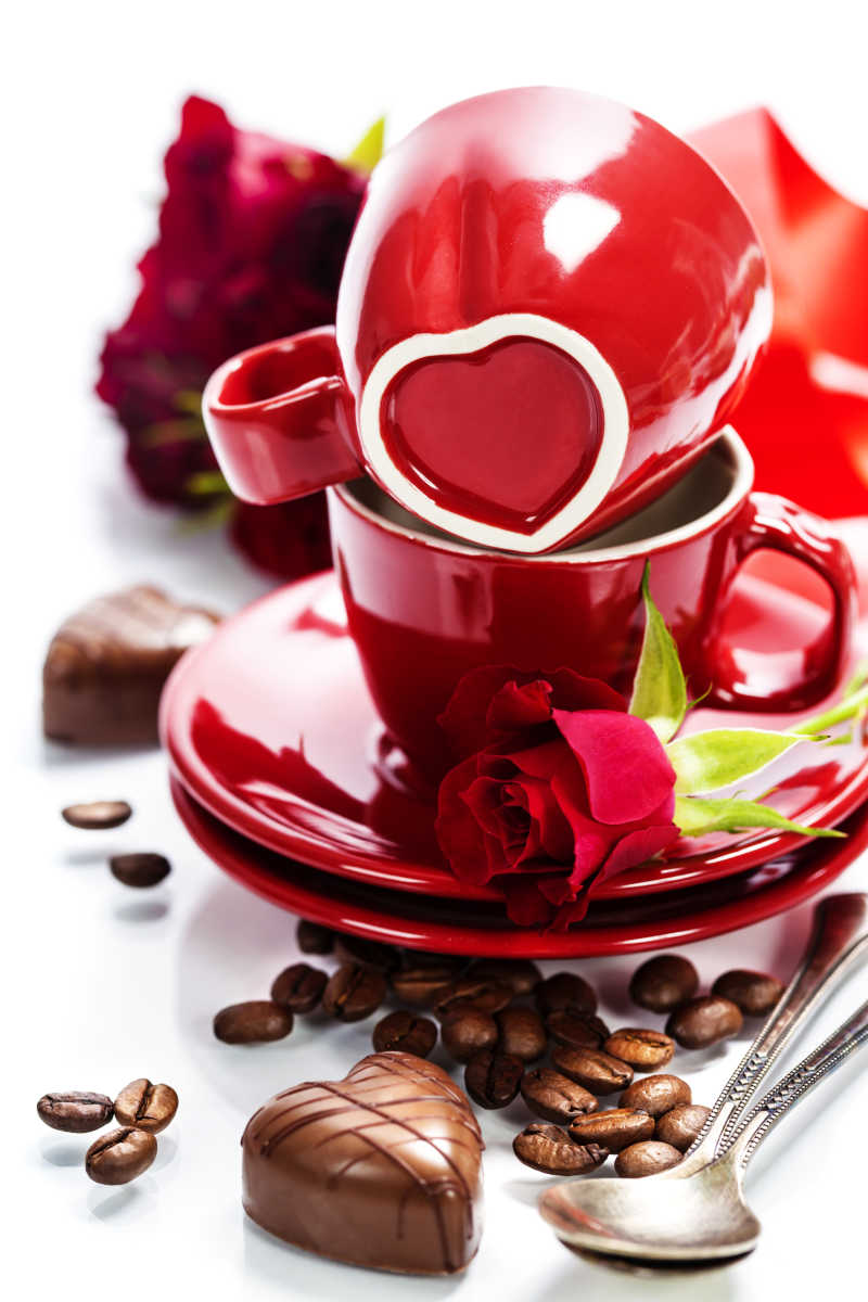 红色咖啡杯和咖啡豆
