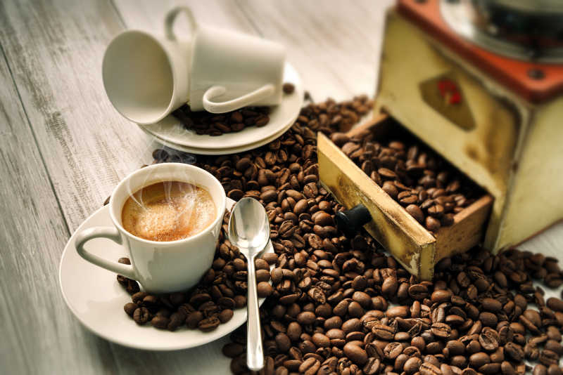 木板上的热咖啡和咖啡豆