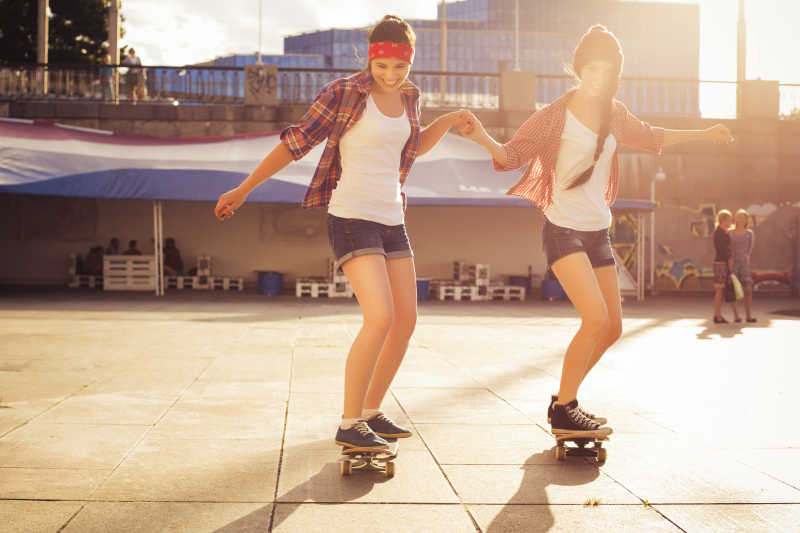 两个黑发少女练习滑板
