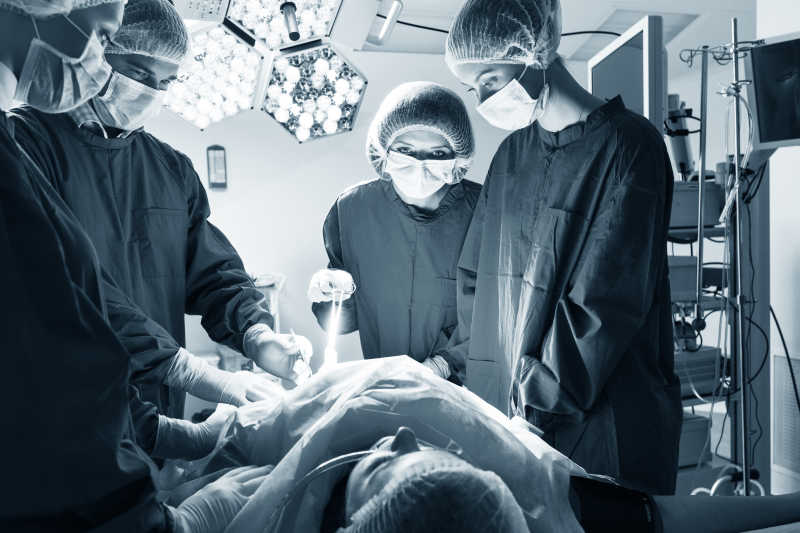 在手术室的病人接受外科手术