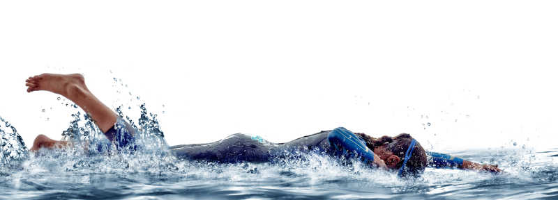 白色背景下的女子游泳运动员