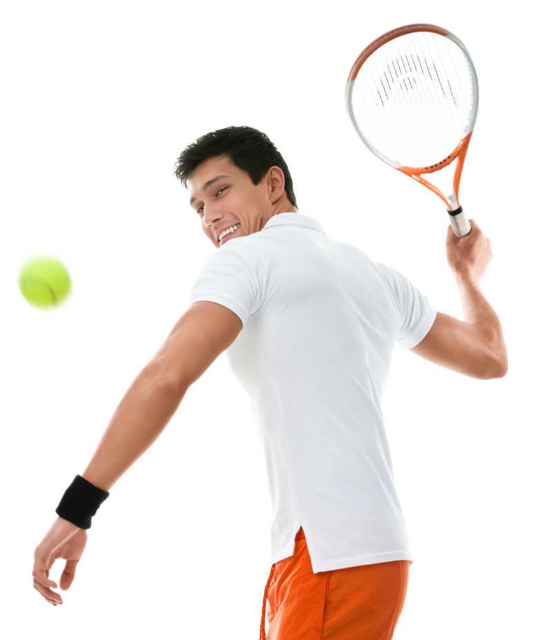 白色背景下打网球的男子