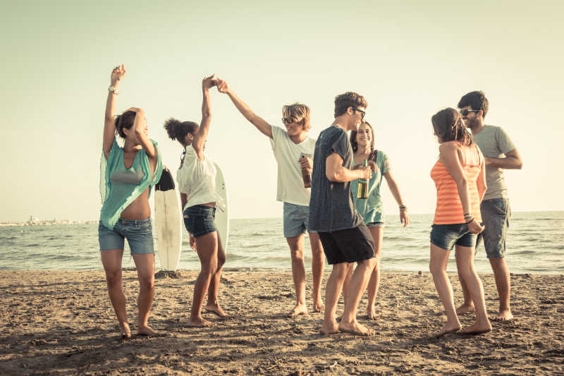 在海滩上举行聚会的一群朋友