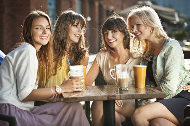 一群喝咖啡的年轻女性朋友
