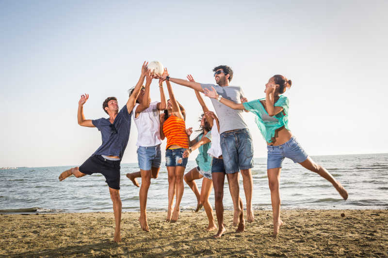 一群在沙滩上沙滩排球的朋友