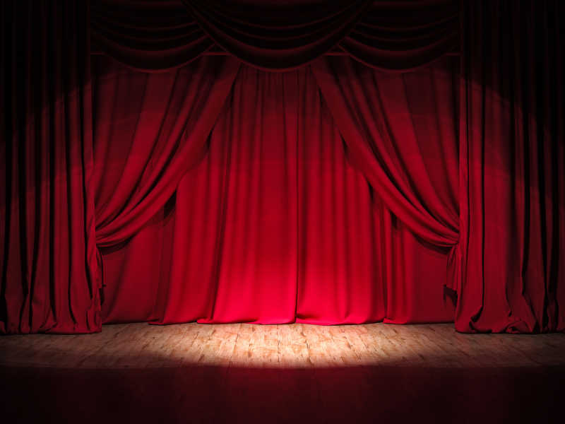 聚光灯下红色窗帘的剧院舞台