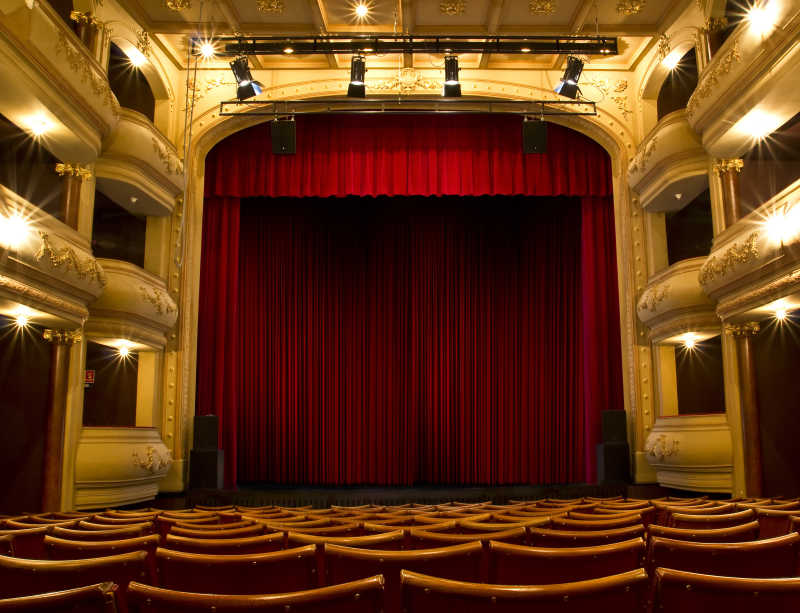 旧剧场舞台和红色幕布
