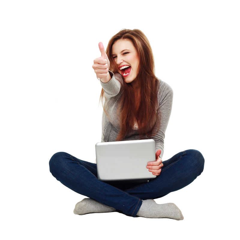 在白色背景下使用笔记本电脑的快乐女人
