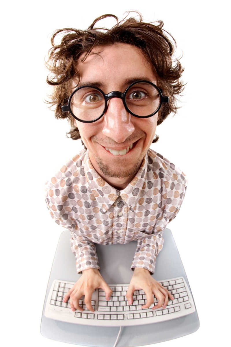 一个微笑的鱼眼镜头乱书呆子在键盘上打字