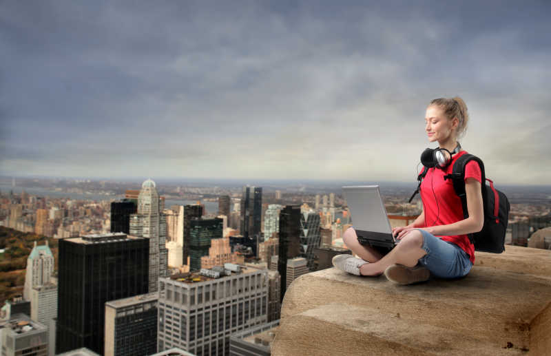 一个坐在摩天大楼顶部的女人的画像