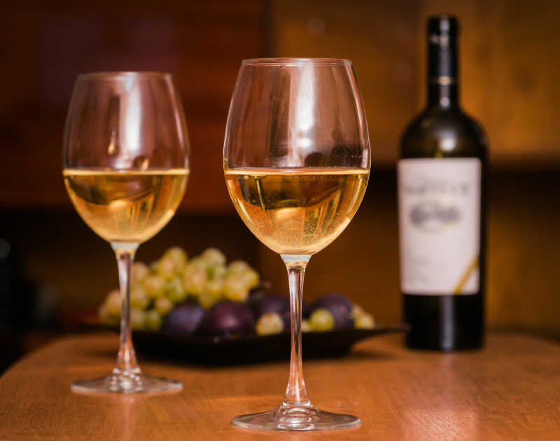 葡萄杯里的酒在桌子上