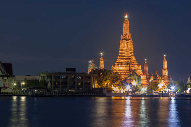 泰国曼谷河边的寺庙建筑