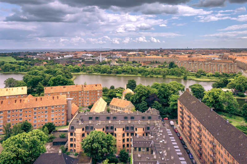 哥本哈根市河道两旁城市建筑航拍