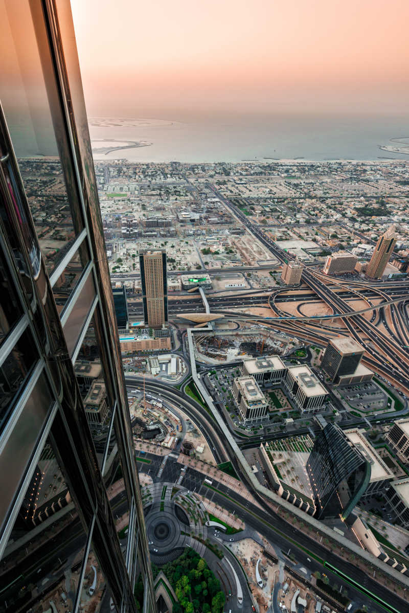 从摩天大楼俯视城市景观