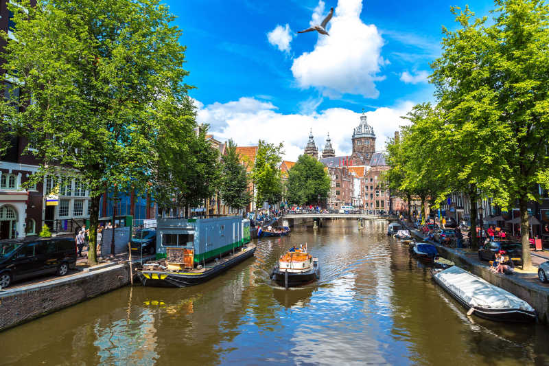 阿姆斯特丹运河和圣尼古拉斯教堂
