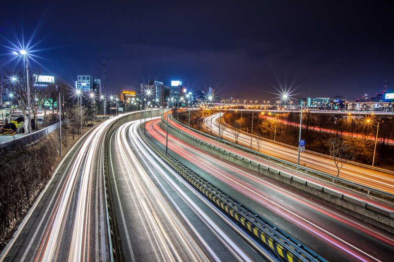 汉城韩国夜间高速公路上车辆的灯光痕