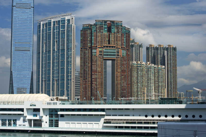 香港维多利亚港现代写字楼和购物中心景象