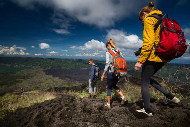 徒步旅行者走在火山巴都尔火山口