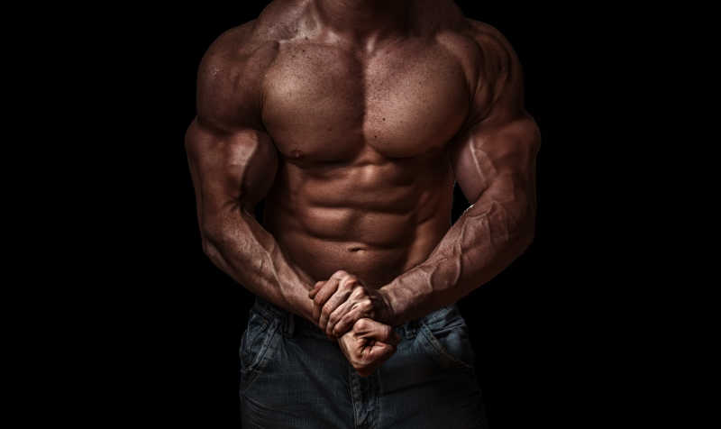 健美男子展示结实完美的上半身肌肉