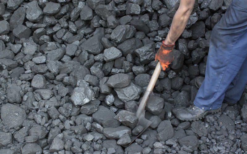 煤矿上矿工用煤铲铲煤