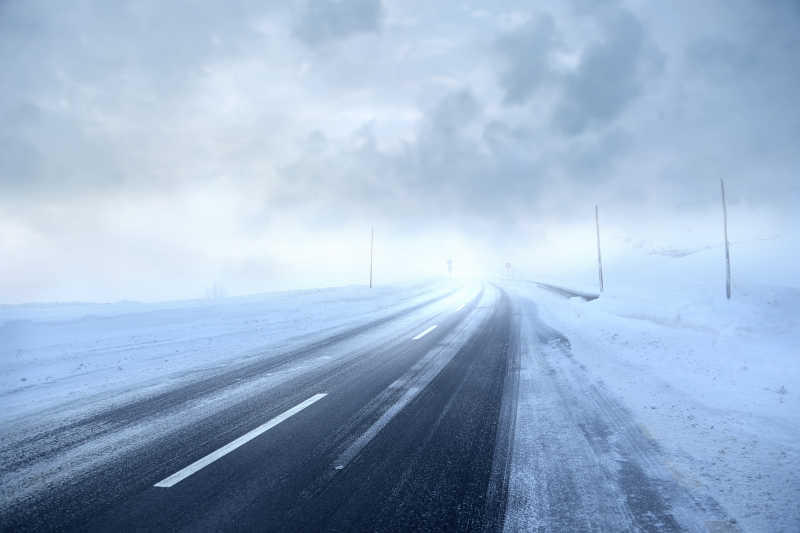 冬季积雪的高速公路