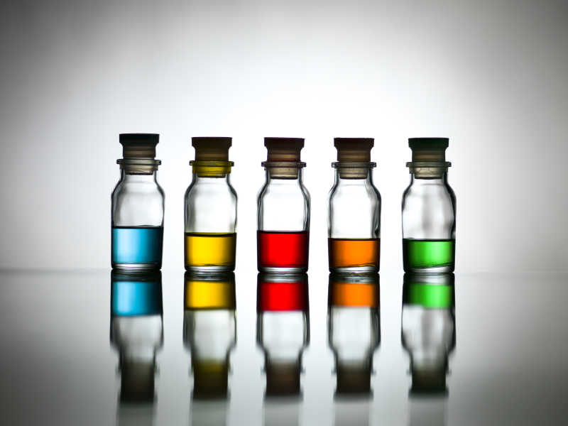 五个装有彩色液体的玻璃瓶