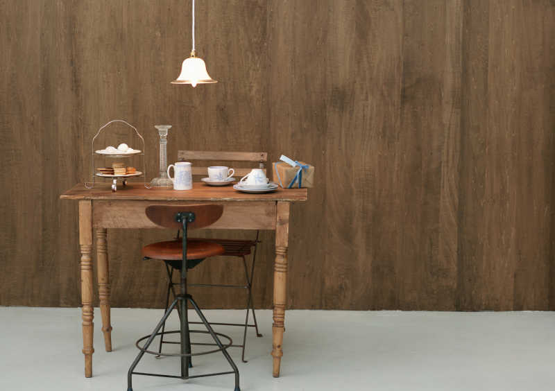木桌子和椅子