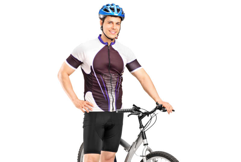 白色背景下一个面带微笑的自行车选手扶着自己的自行车