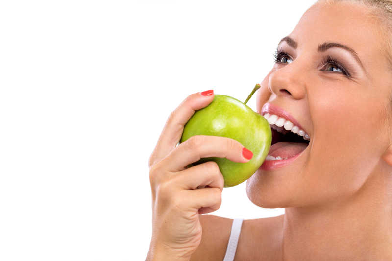 女人在吃青苹果