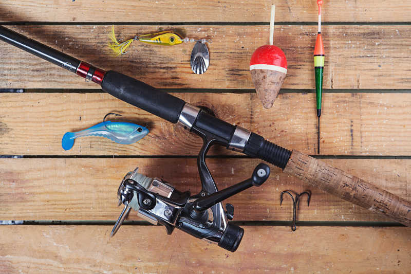 木板上的钓鱼工具特写