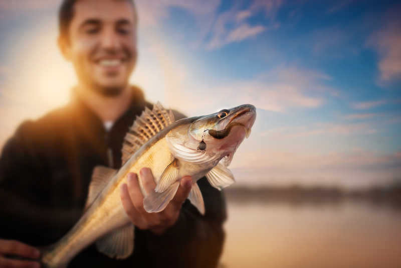 男人手里拿着新鲜的鱼