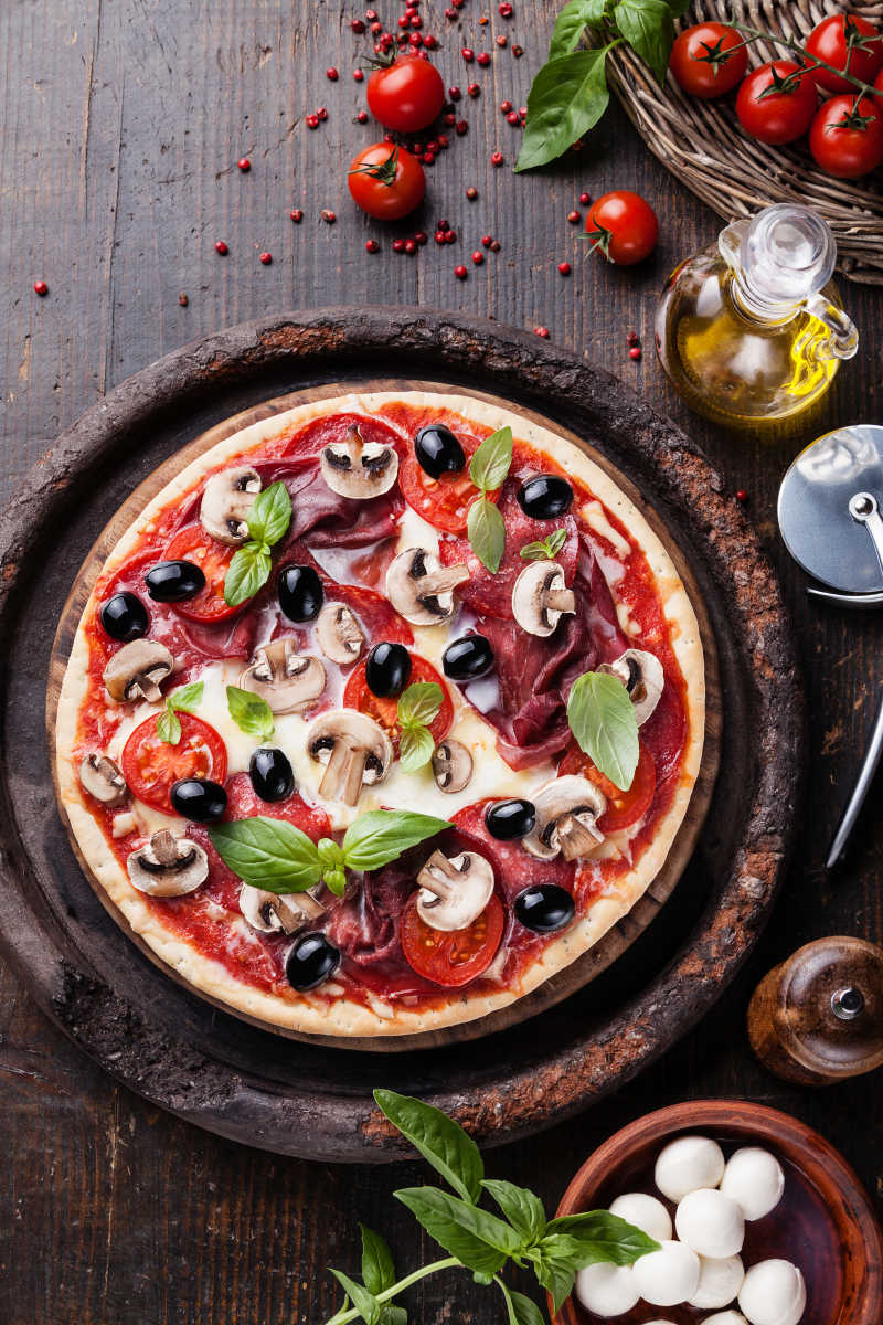 放在桌子上的意大利自制披萨