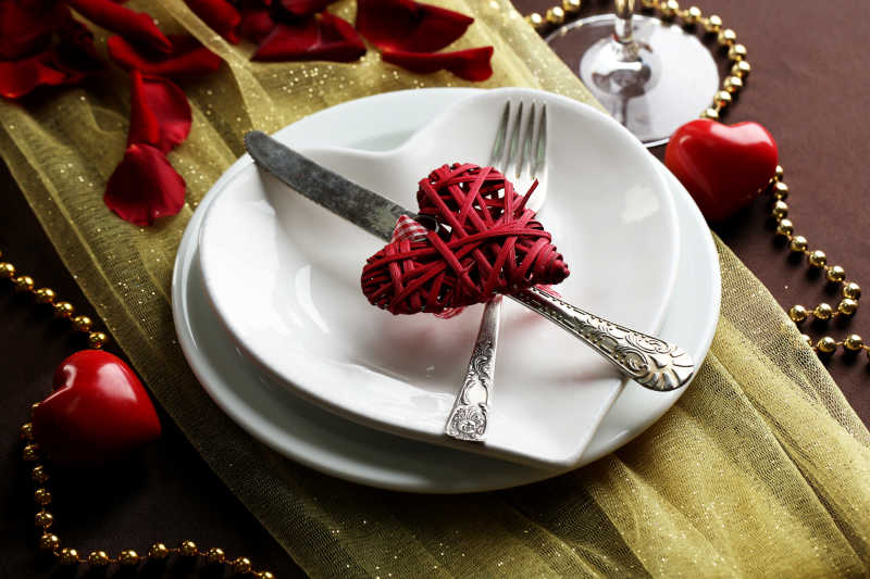 情人节摆放浪漫的餐具和爱心