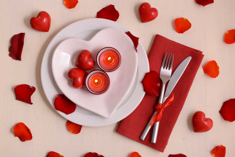 餐桌上的浪漫餐具