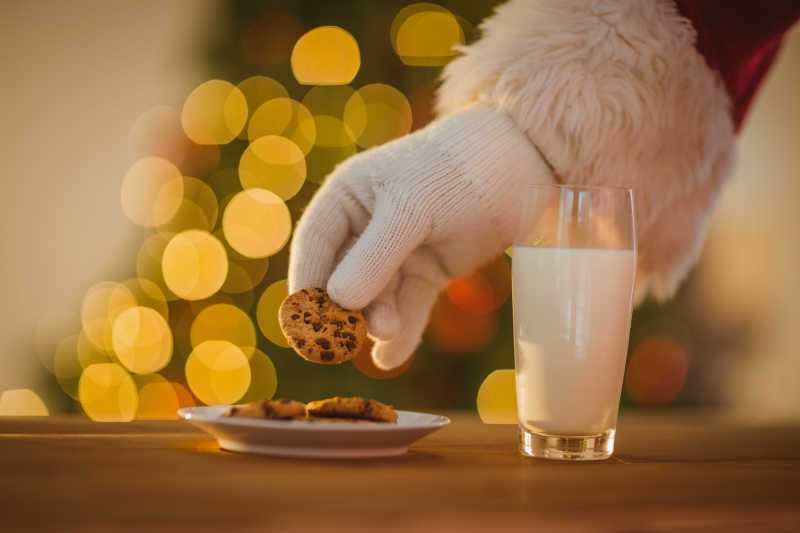 桌上的牛奶与饼干