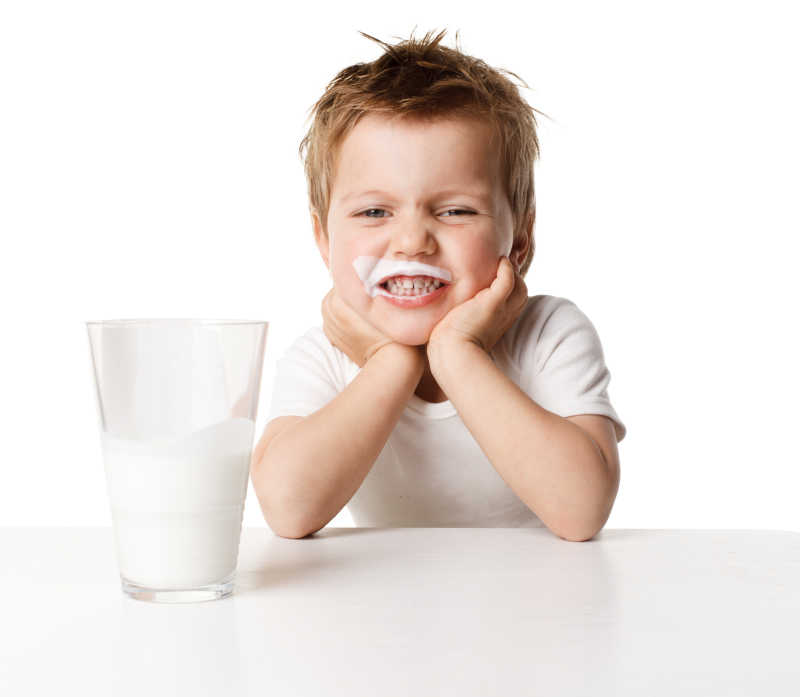 小男孩喝牛奶