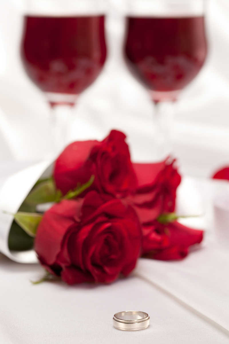 红玫瑰和戒指还有葡萄酒