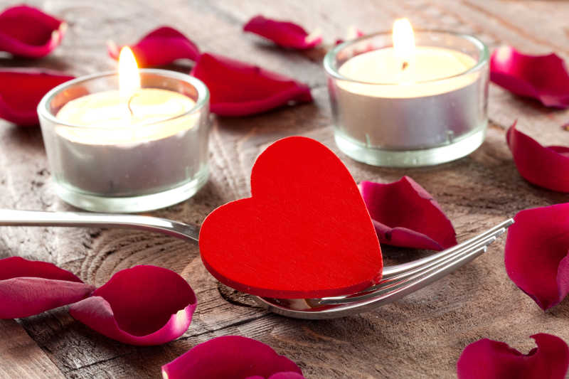 浪漫的情人节摆设蜡烛玫瑰和爱心
