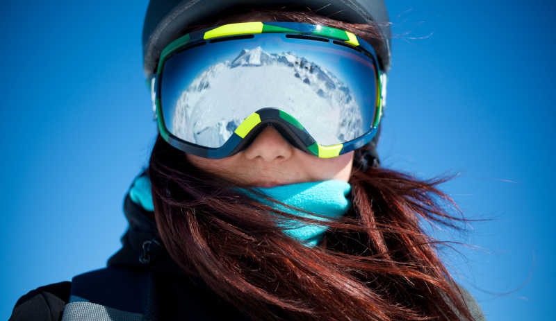 戴着滑雪眼镜蒙着脸的女人