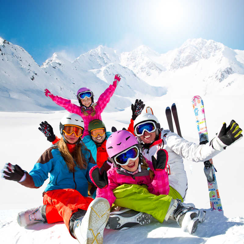 享受滑雪快乐的家庭