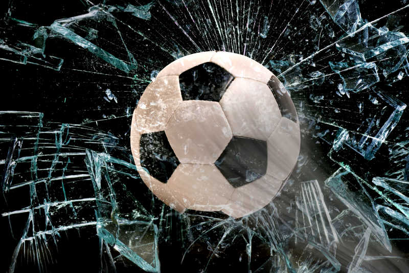 碎玻璃中间的足球特写